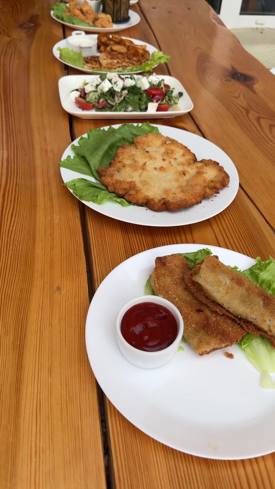 Duży złocisty kotlet na białym talerzu w Kalince